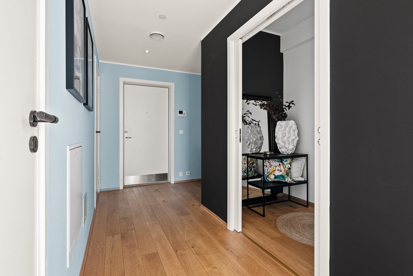 Romslig entré med god plass til å henge fra seg Galleribilde