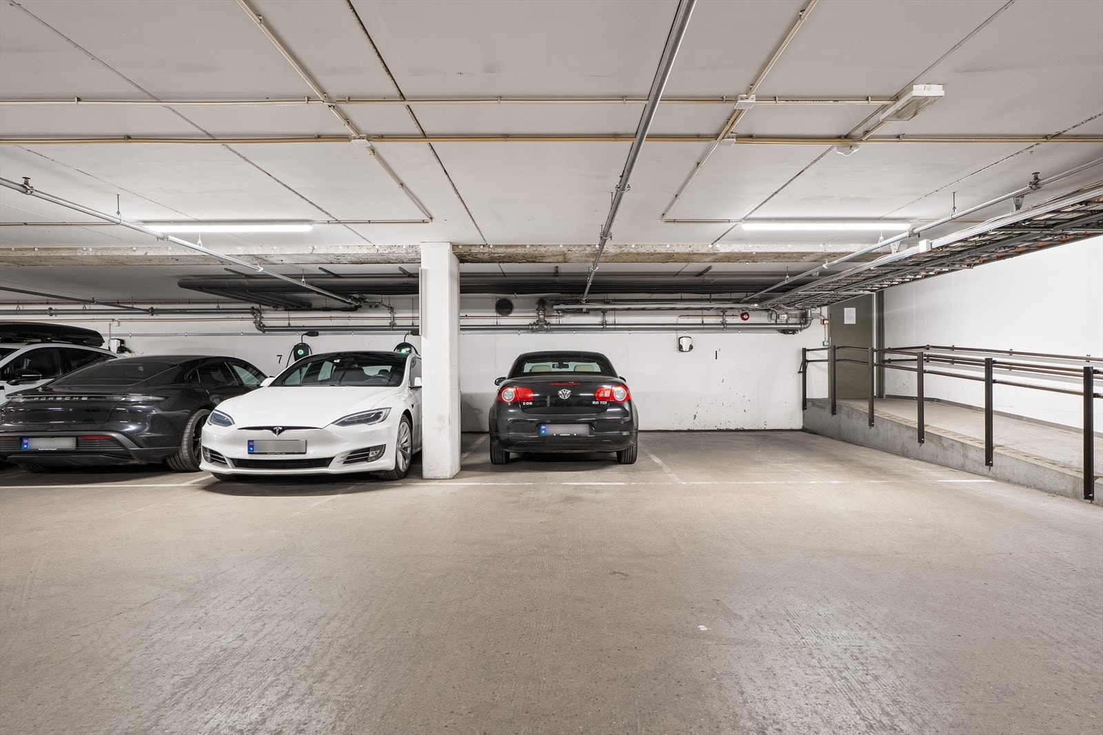 Det er mulighet for kjøp av 1 garasjeplass i anlegget under for kr. 1.000.000,- + omk. Mulighet for el-billader Galleribilde