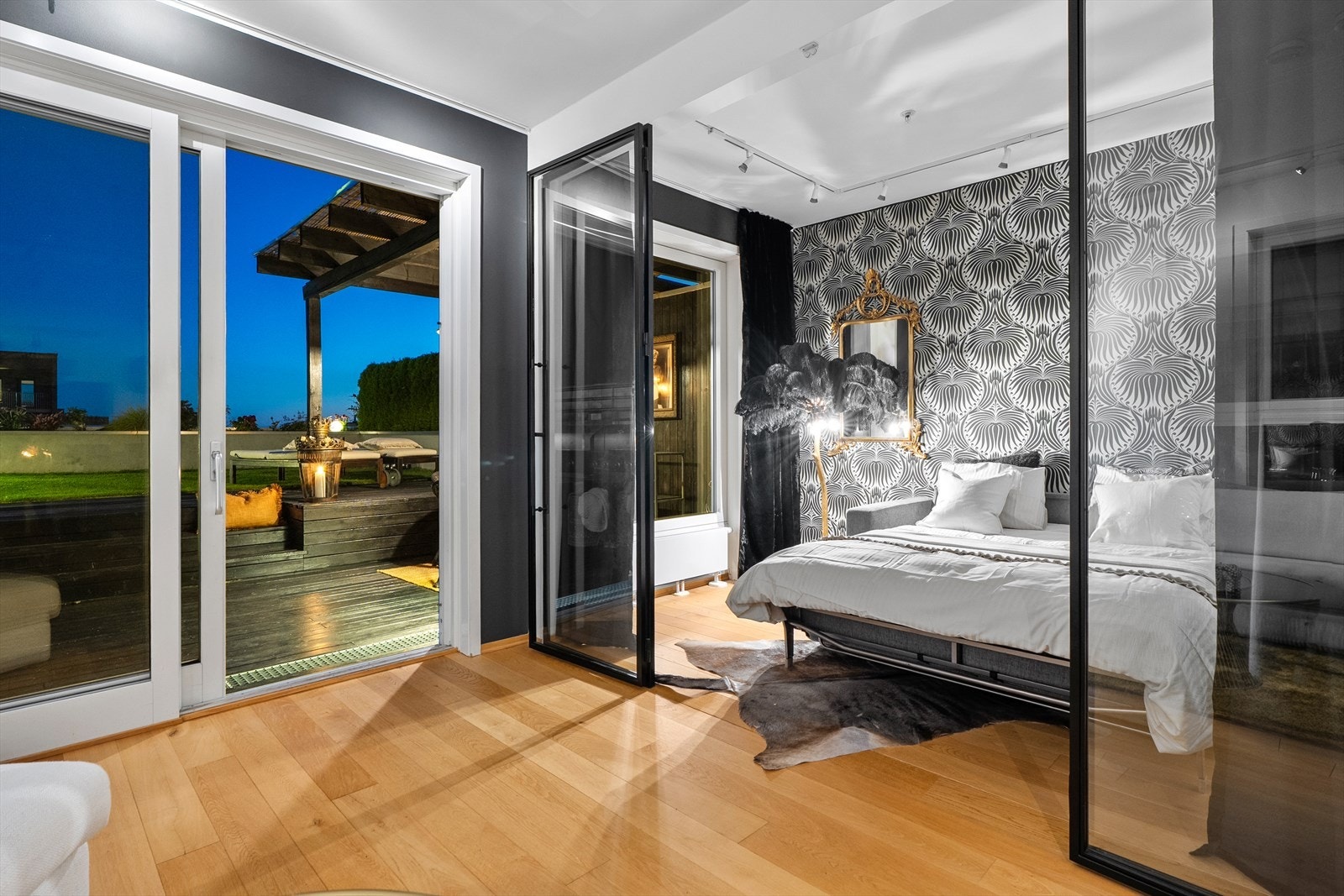 Fine glassdører mot soverom 3/tv-stue Galleribilde