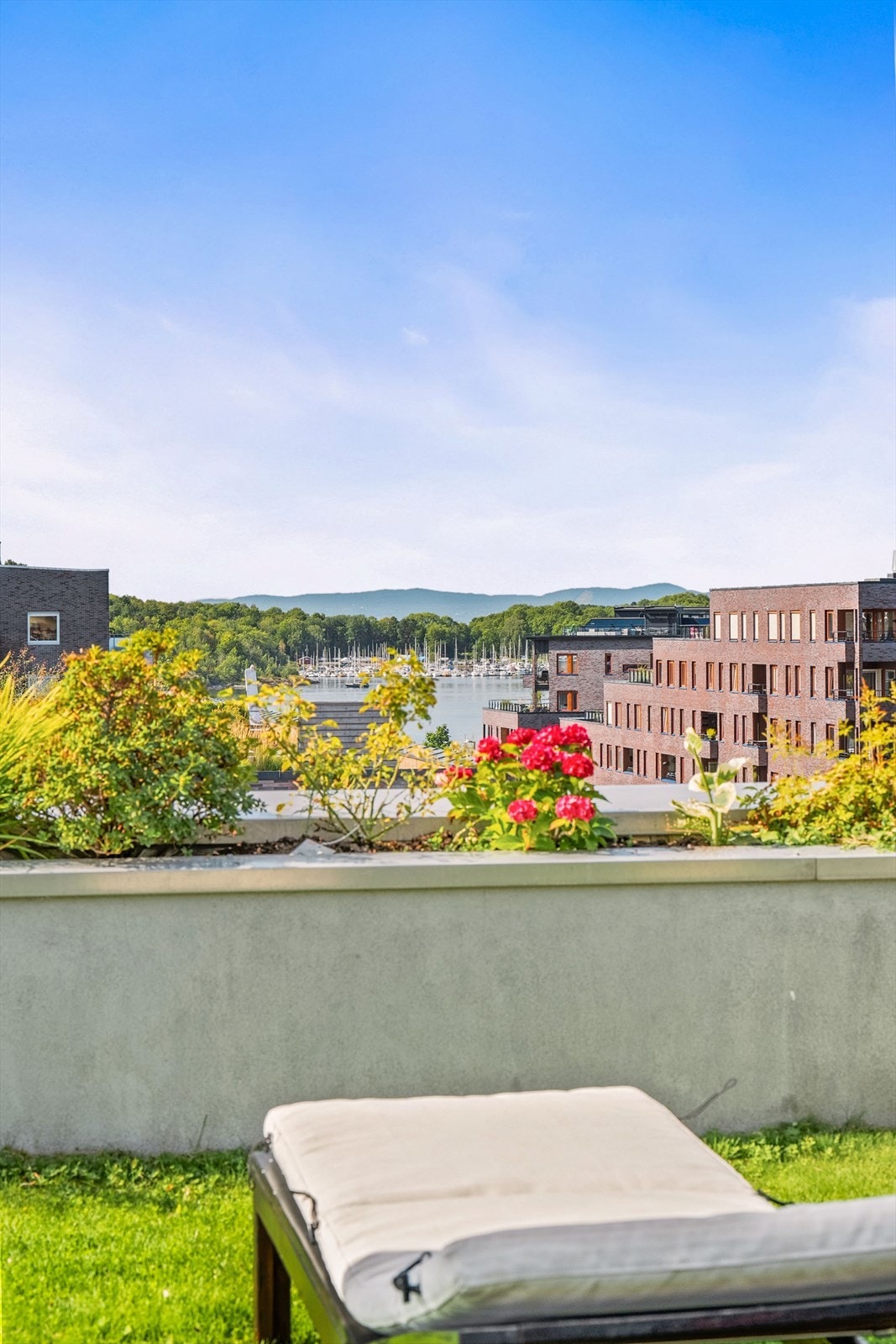 Flott utsikt mot fjorden i flere retninger som må oppleves! Skjermet og lite innsyn Galleribilde