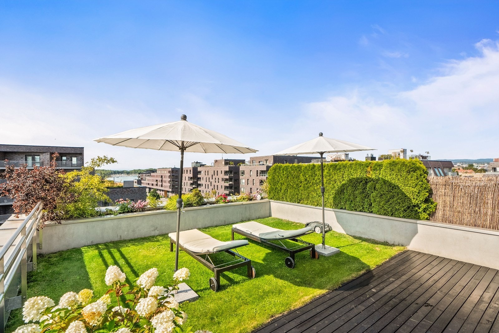 Det er sol fra tidlig morgen til sent på kvelden om sommeren, og her kan du nyte fantastisk utsikt mot fjorden og Oslo by Galleribilde