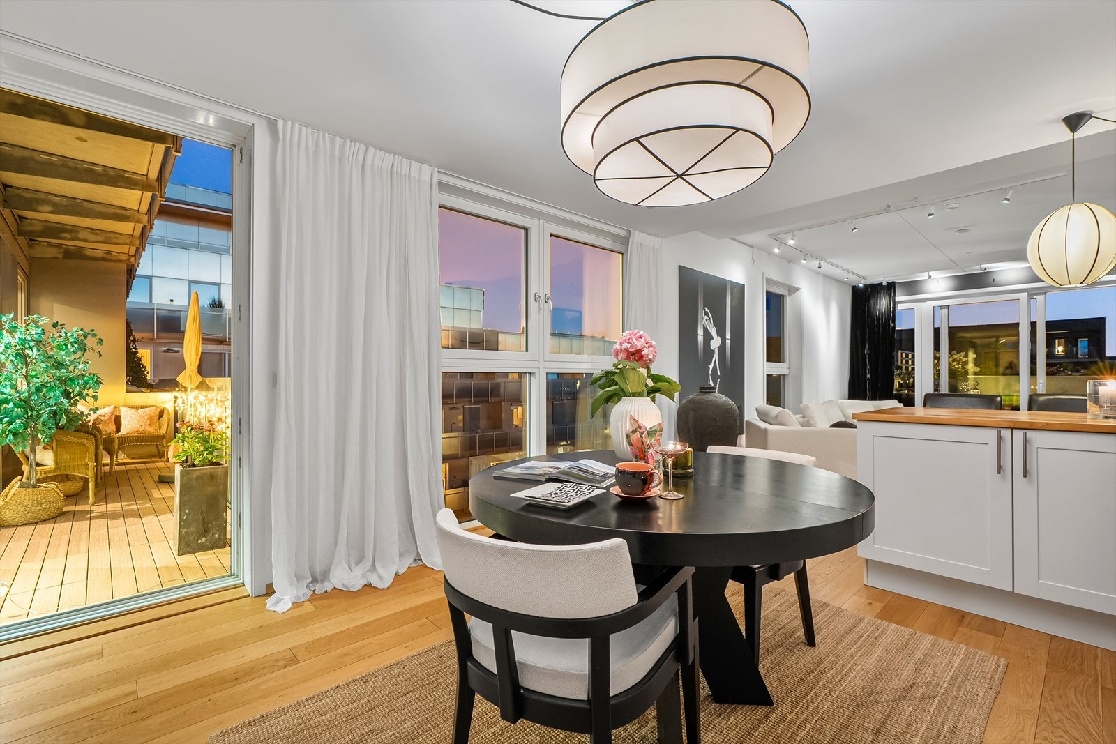 Fra kjøkkenet har du i tillegg direkte utgang til en balkong på 9 kvm, et perfekt sted for morgenkaffen Galleribilde