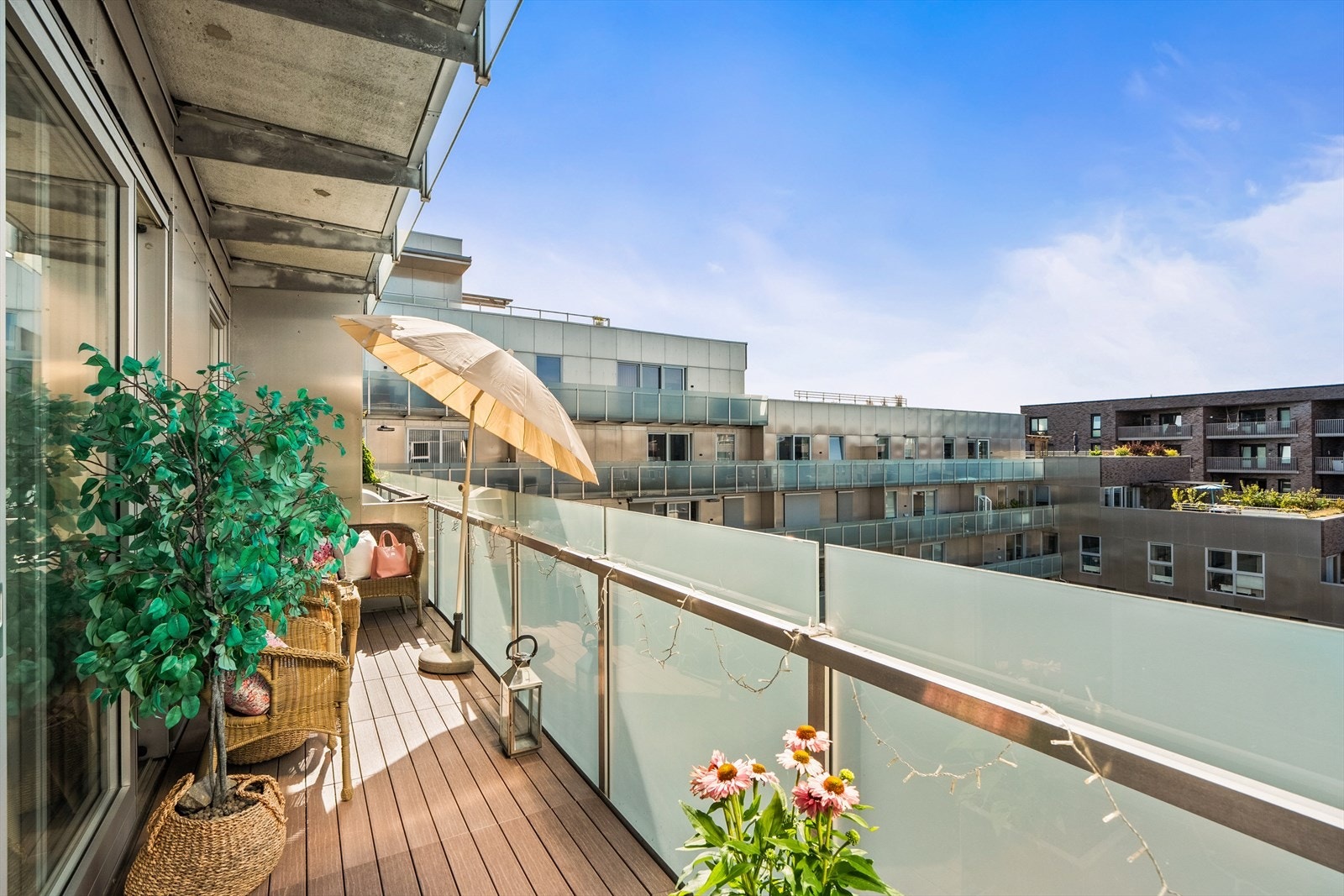 To uteplasser gir deg sol hele dagen og fleksibel bruk Galleribilde