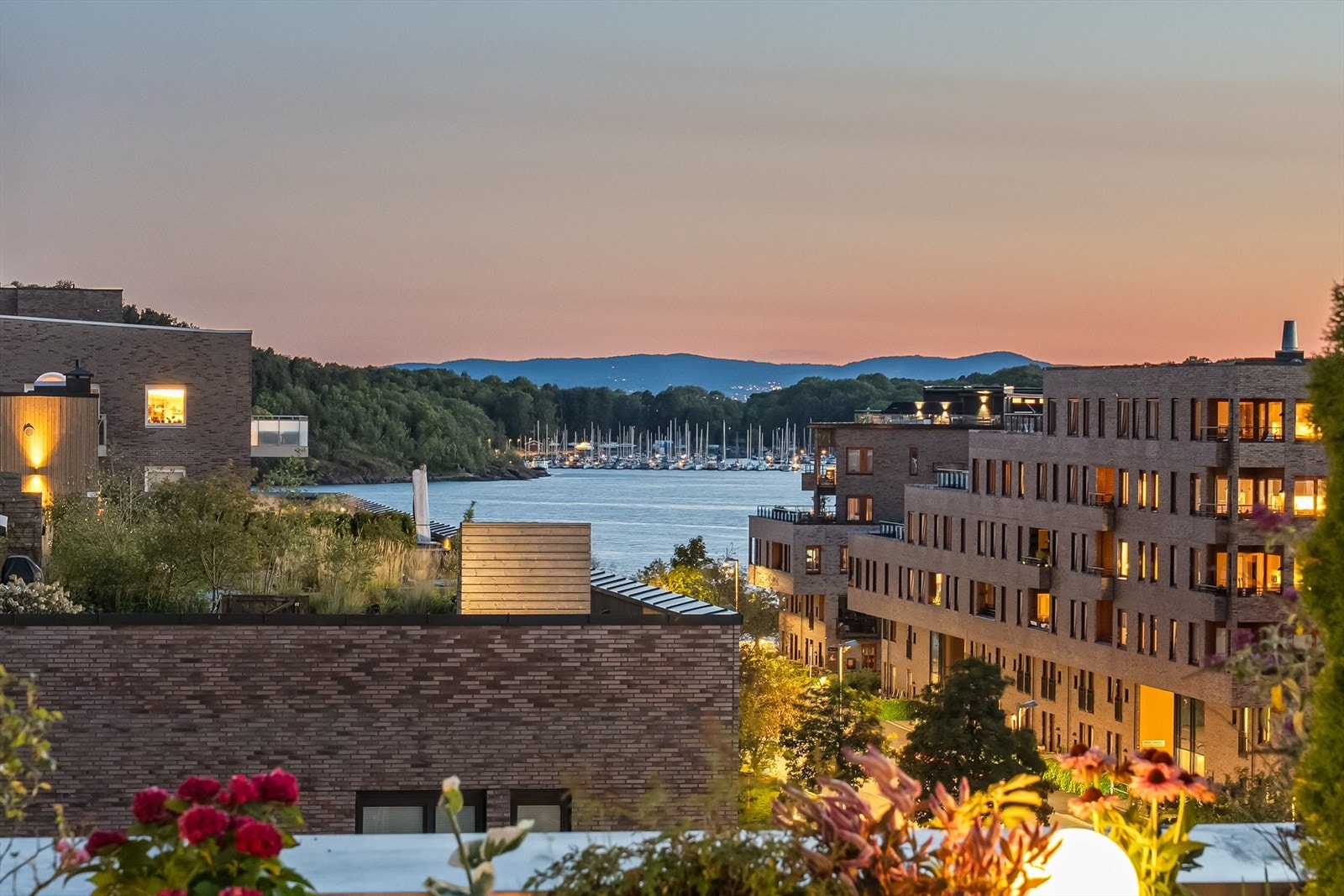 Nydelig 4-roms toppleilighet med solrik, privat takterrasse med plen og fantastisk utsikt Galleribilde
