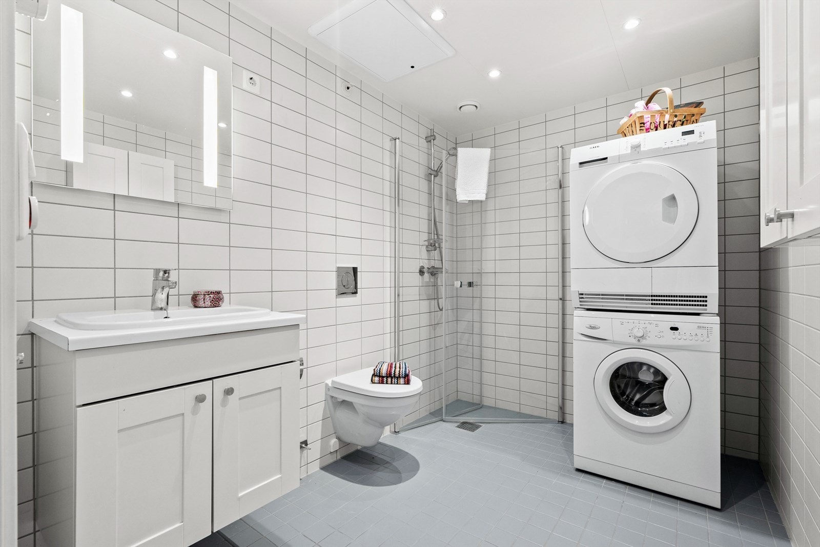 Baderom ll / vaskerom - Flislagt bad/vaskerom med tilsvarende utførelse og vannbåren varme Galleribilde