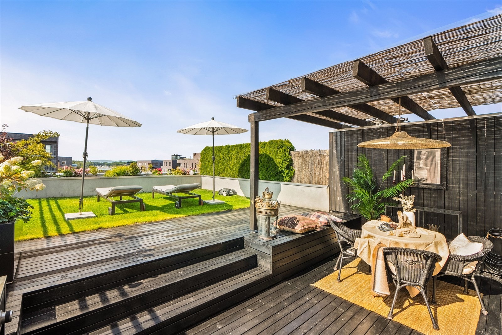 En særdeles tiltalende toppleilighet med privat takterrasse med god plass til utemøbler Galleribilde