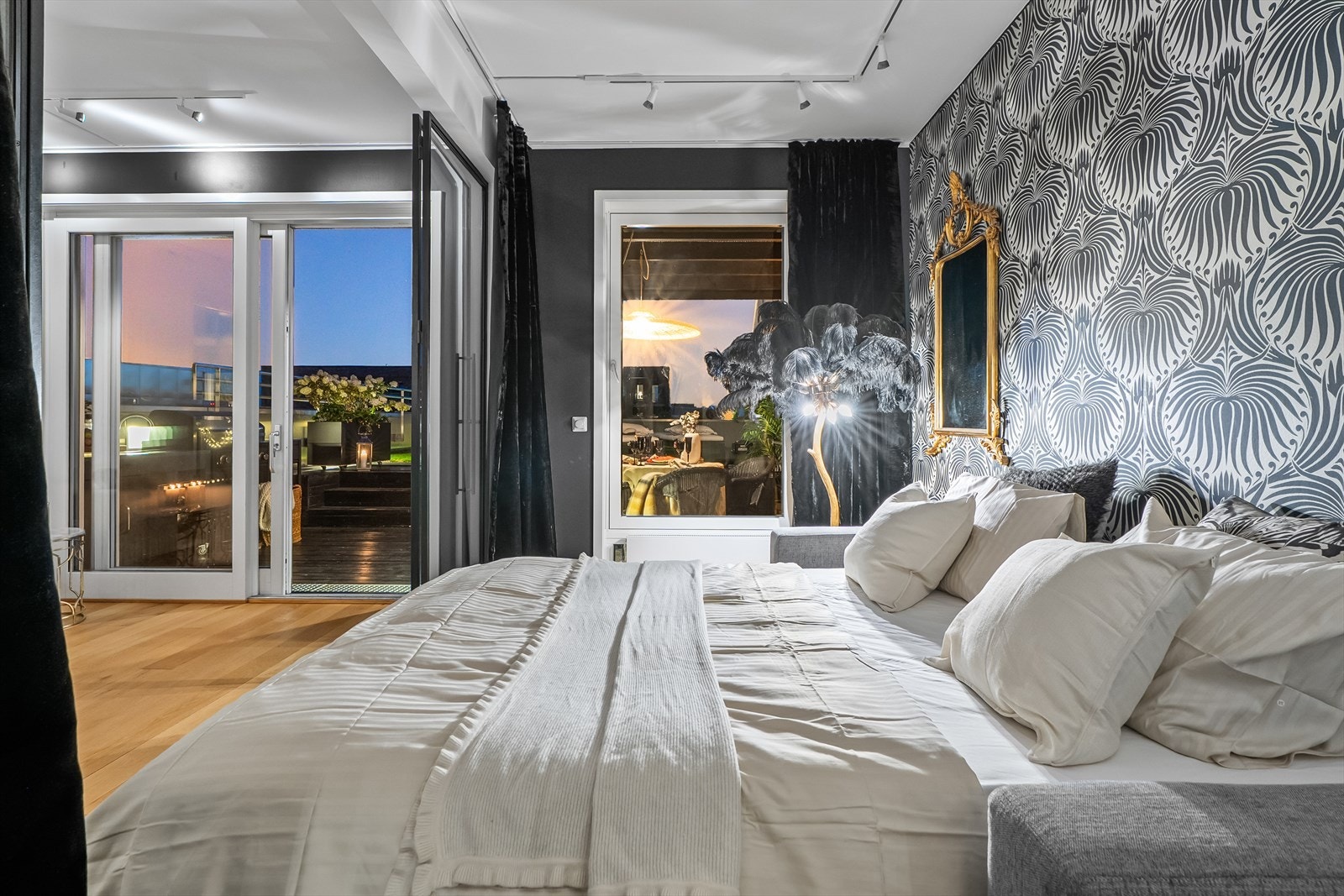 I dag er det innredet med en praktisk og stilren sovesofa Galleribilde