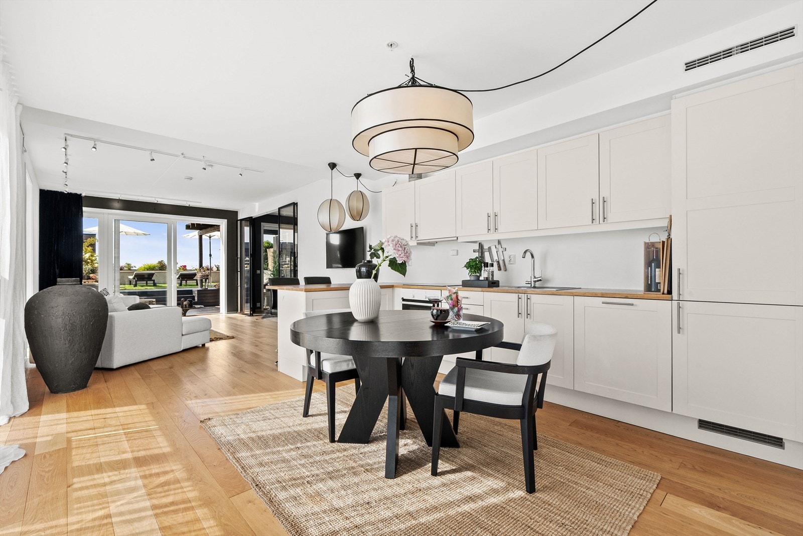 Flott kjøkkeninnredning med fullintegrerte hvitevarer og god plass til spisebord Galleribilde