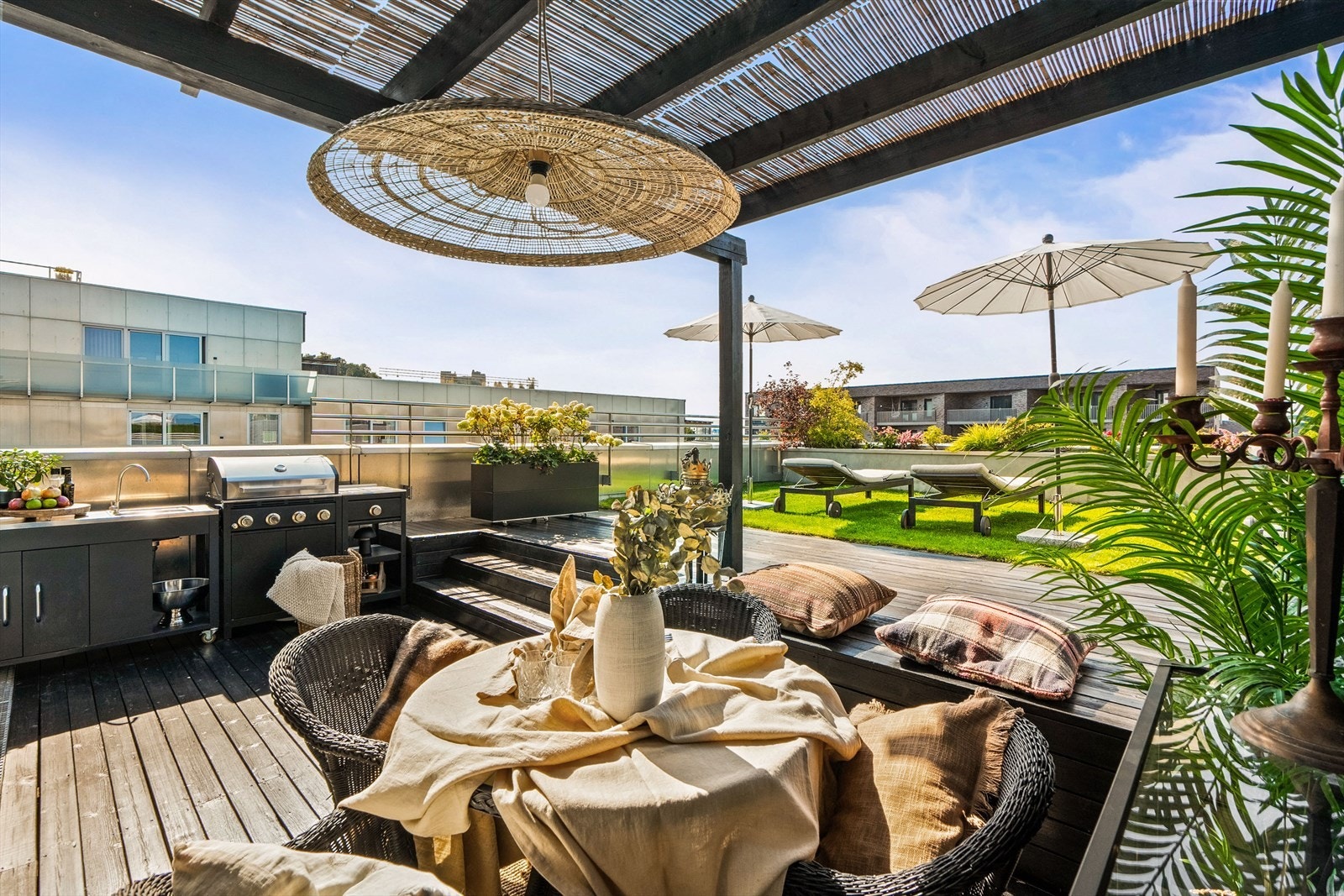 Her er det utekjøkken med vask, grill og gasskoking. Terrassen er også utstyrt med utelys, stikkontakter og vannkran Galleribilde