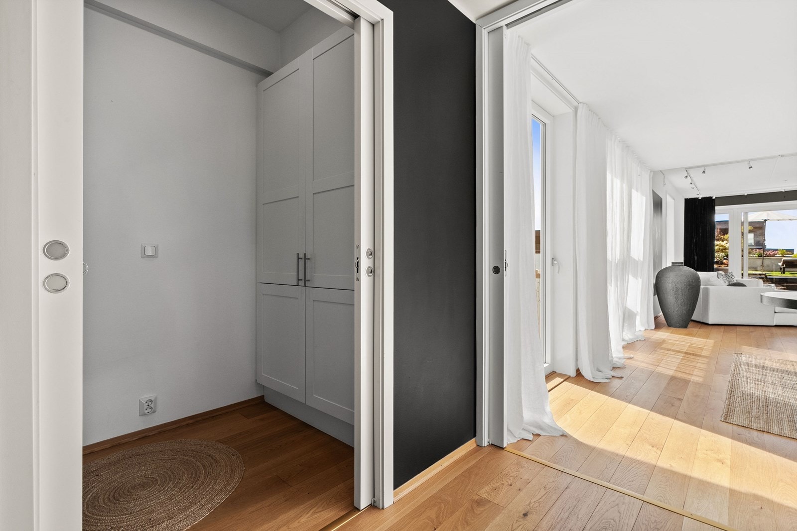 Fra entréen har du også tilgang til en garderobe med skyvedør - et svært funksjonelt rom som egner seg godt til oppbevaring av klær og sko. Galleribilde