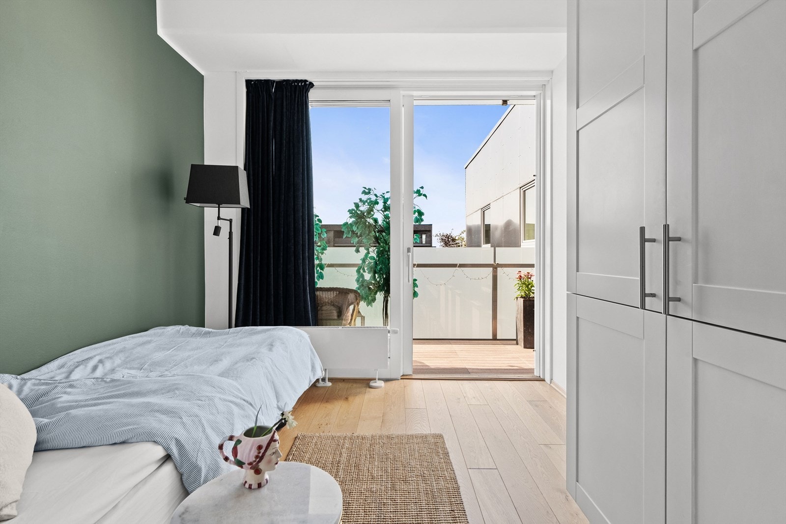 Soverom 2. Det andre soverommet er også romslig, innredet med seng, nattbord og garderobeskap, og har utgang til en solrik balkong på 9 kvm Galleribilde