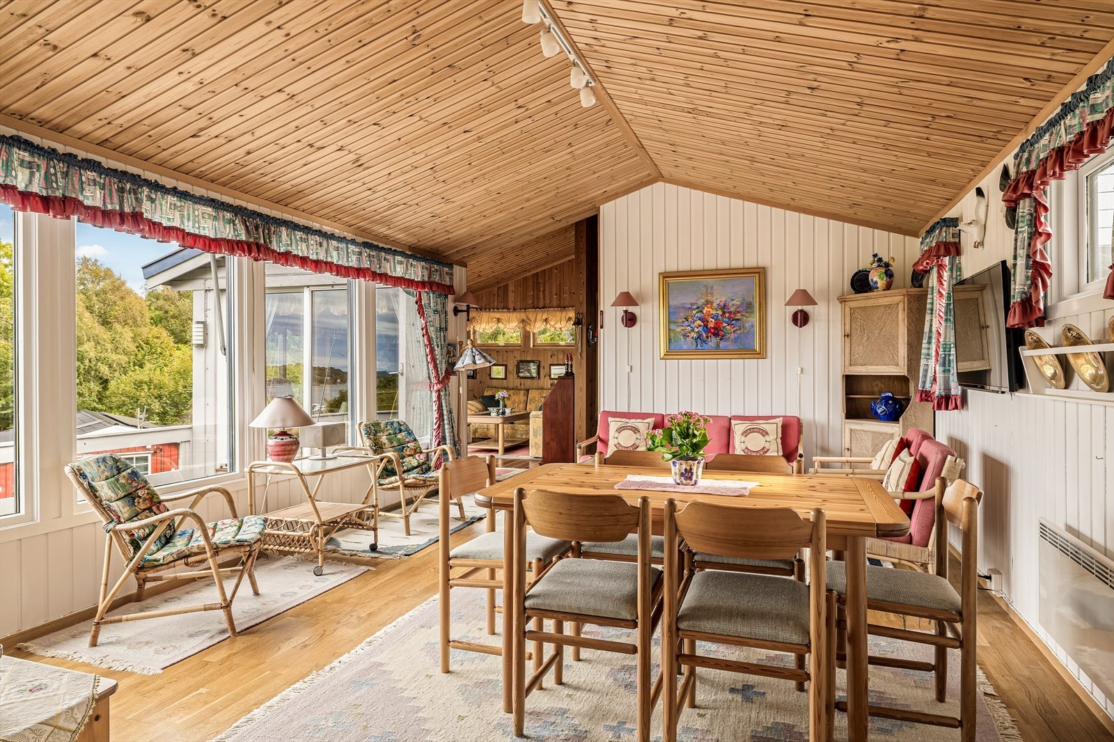 Et herlig allrom hvor både familie og feriegjester kan samles til spillkvelder og hyggelige måltider. Galleribilde