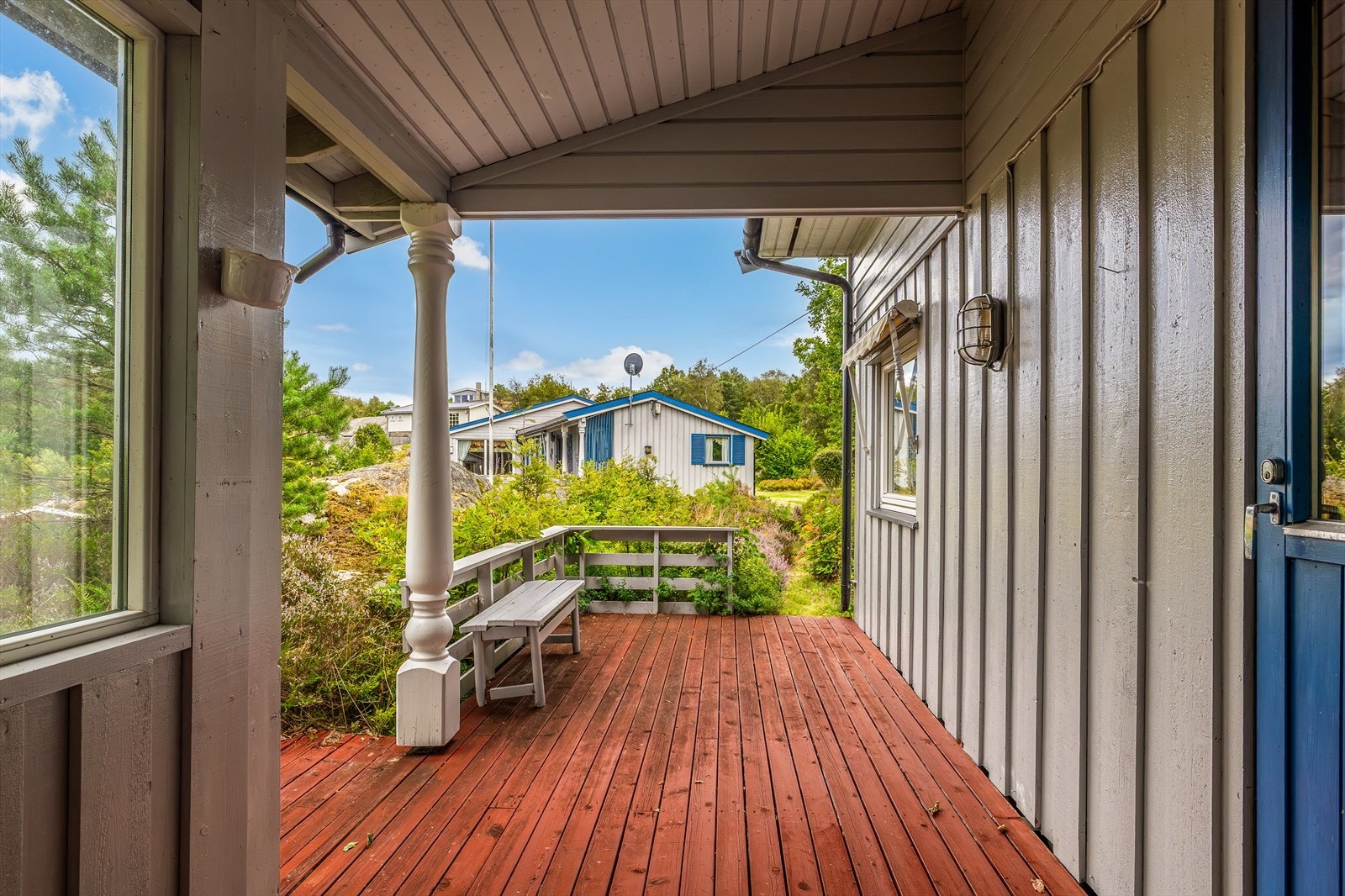 Ved inngangen til uthuset er det en dels overbygd terrasse på ca. 12,6 kvm. Galleribilde