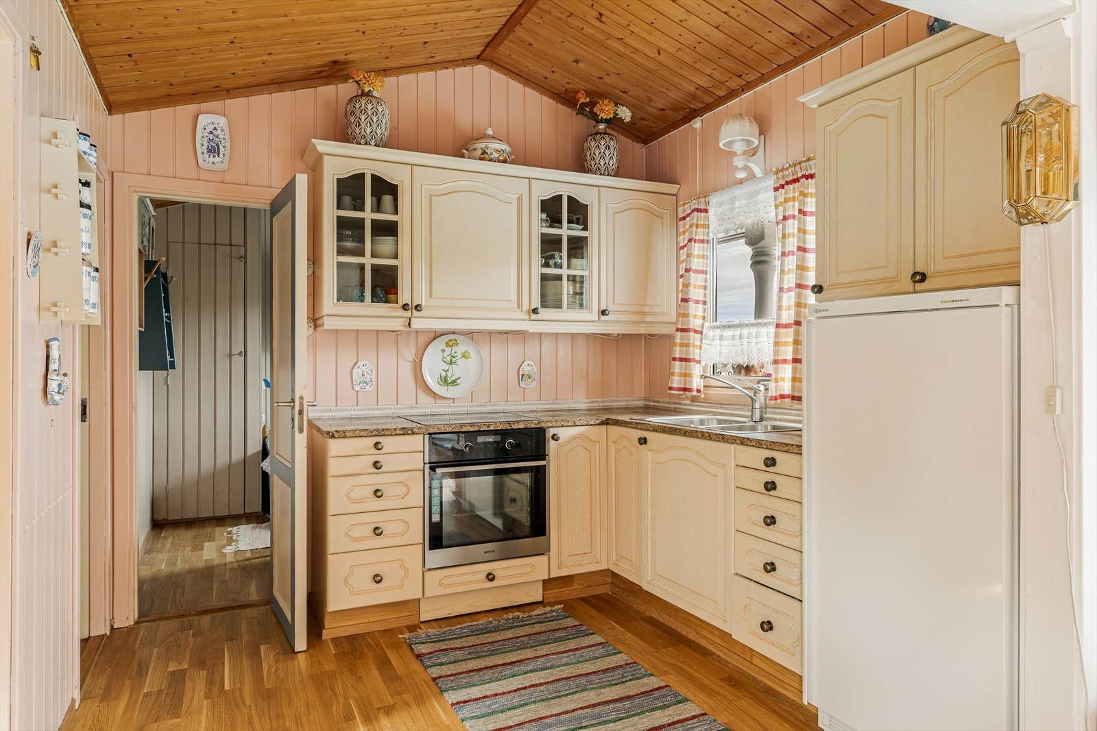 Kjøkkenet har et klassisk design med god skapplass og benkeplater i stein. Galleribilde