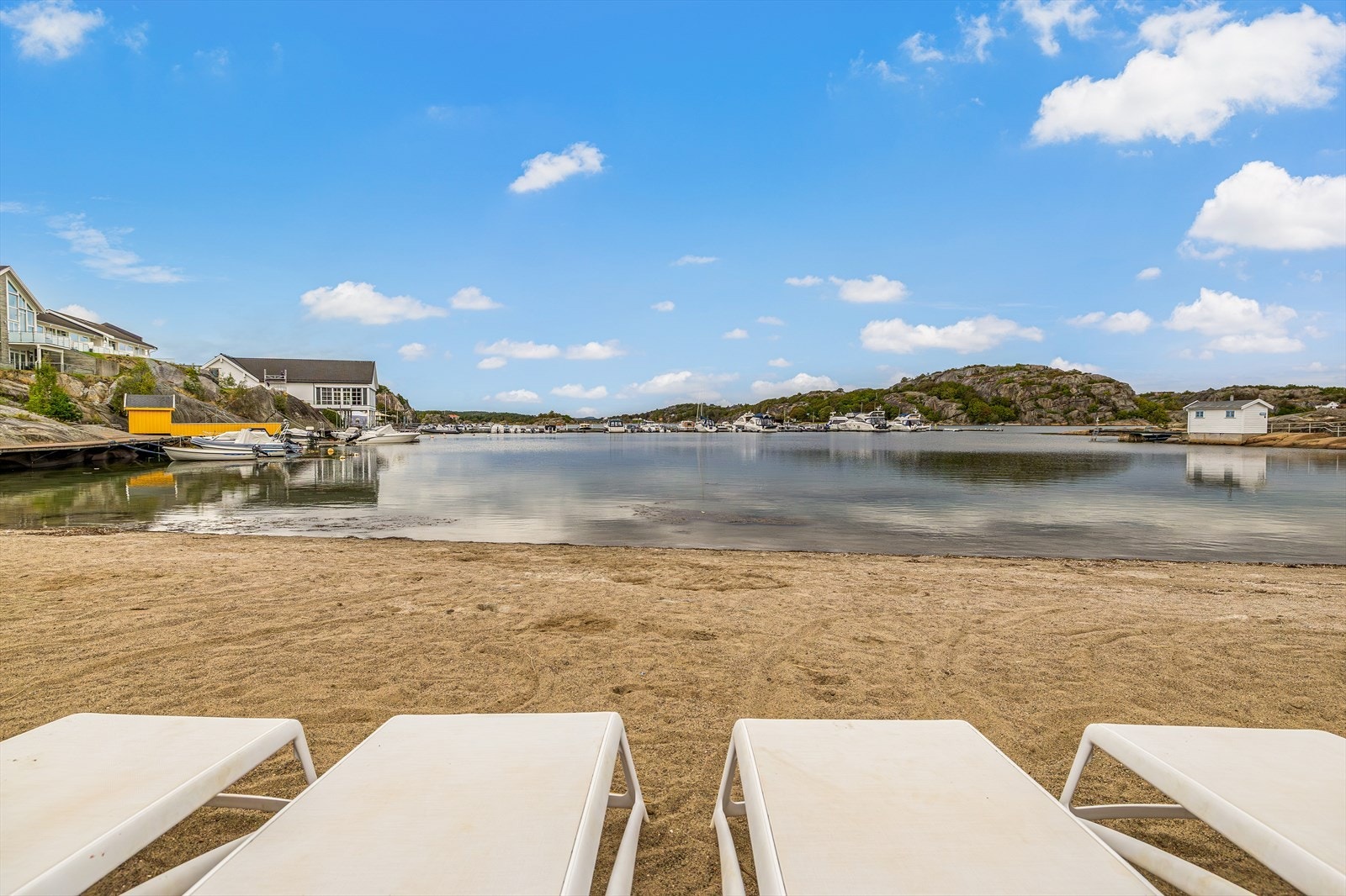 Fra eiendommen tar det få minutter å gå ned til en flott, felles sandstrand med solsenger. Galleribilde