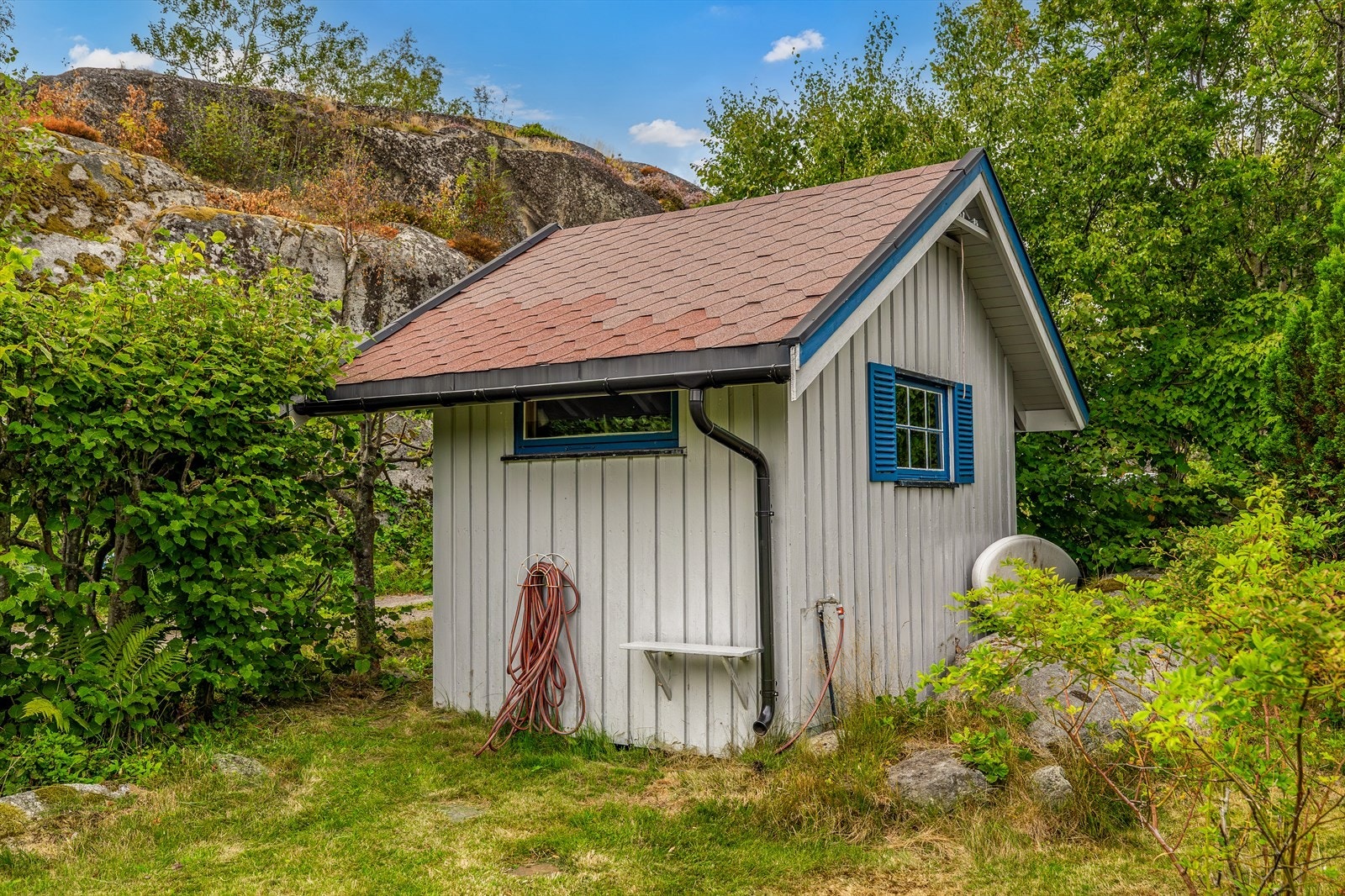 I en frittliggende utebod på ca. 7,4 kvm er det to bodrom. Galleribilde