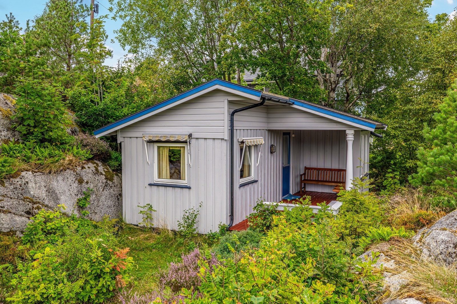 På eiendommen er det et frittliggende uthus på ca. 15 kvm. Galleribilde