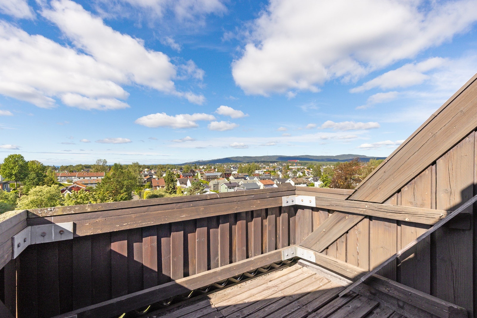 Balkong med nydelig utsikt og svært gode solforhold Galleribilde