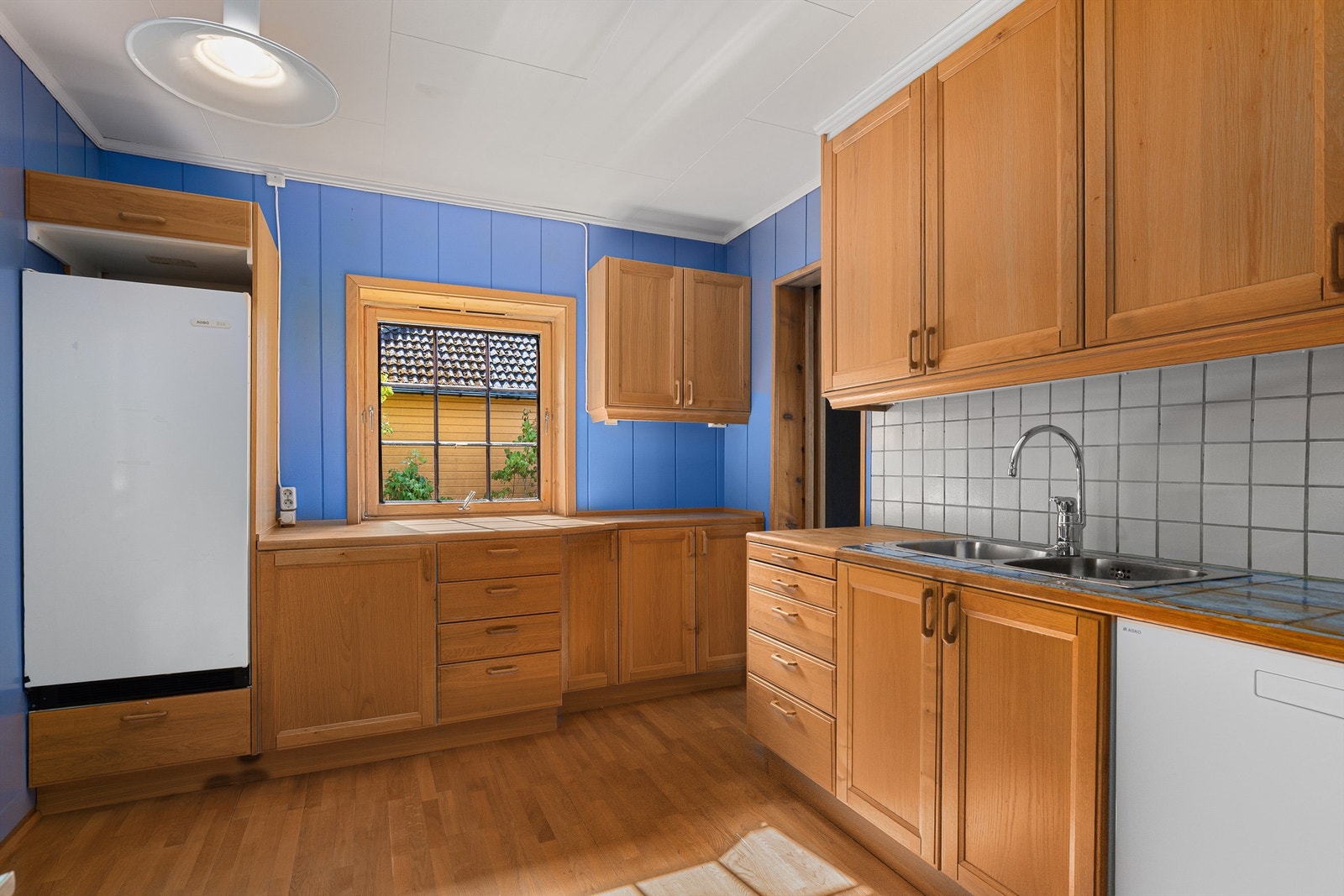 Kjøkkenet har rikelig med skap- og benkeplass Galleribilde