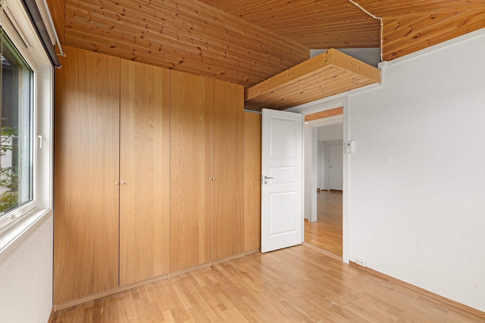 God takhøyde i rommene og det er en lagringshems over gang. Galleribilde