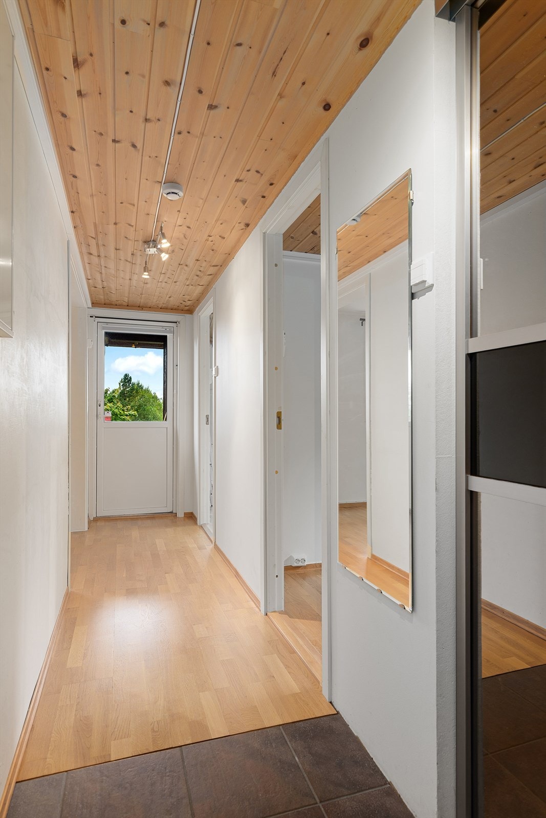 Entré/mellomgang med inngang til to soverom. Denne delen ble tilbygget i 2007 Galleribilde