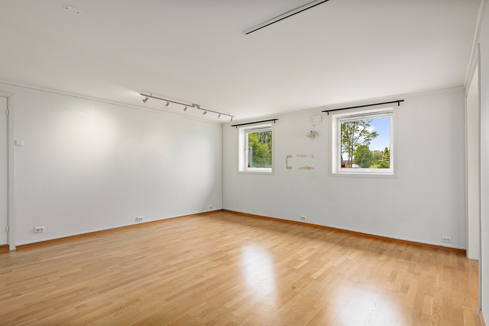 Boligen har en separat utleiedel i underetasjen som inneholder stue, kjøkken, bad, 2 soverom, entré/gang og en innvendig bod. Galleribilde