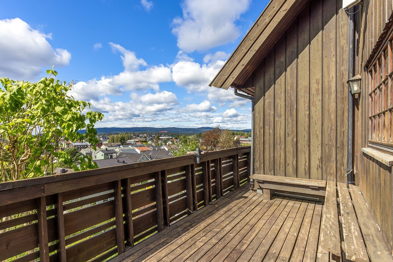 Stor terrasse med optimale solforhold og flott utsikt over nabolagt og mot Tryvann og Maridalsalpene Galleribilde
