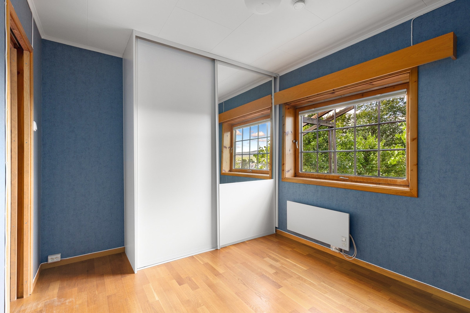 Fra stuen kommer du til et soverom, alternativt en spisestue Galleribilde