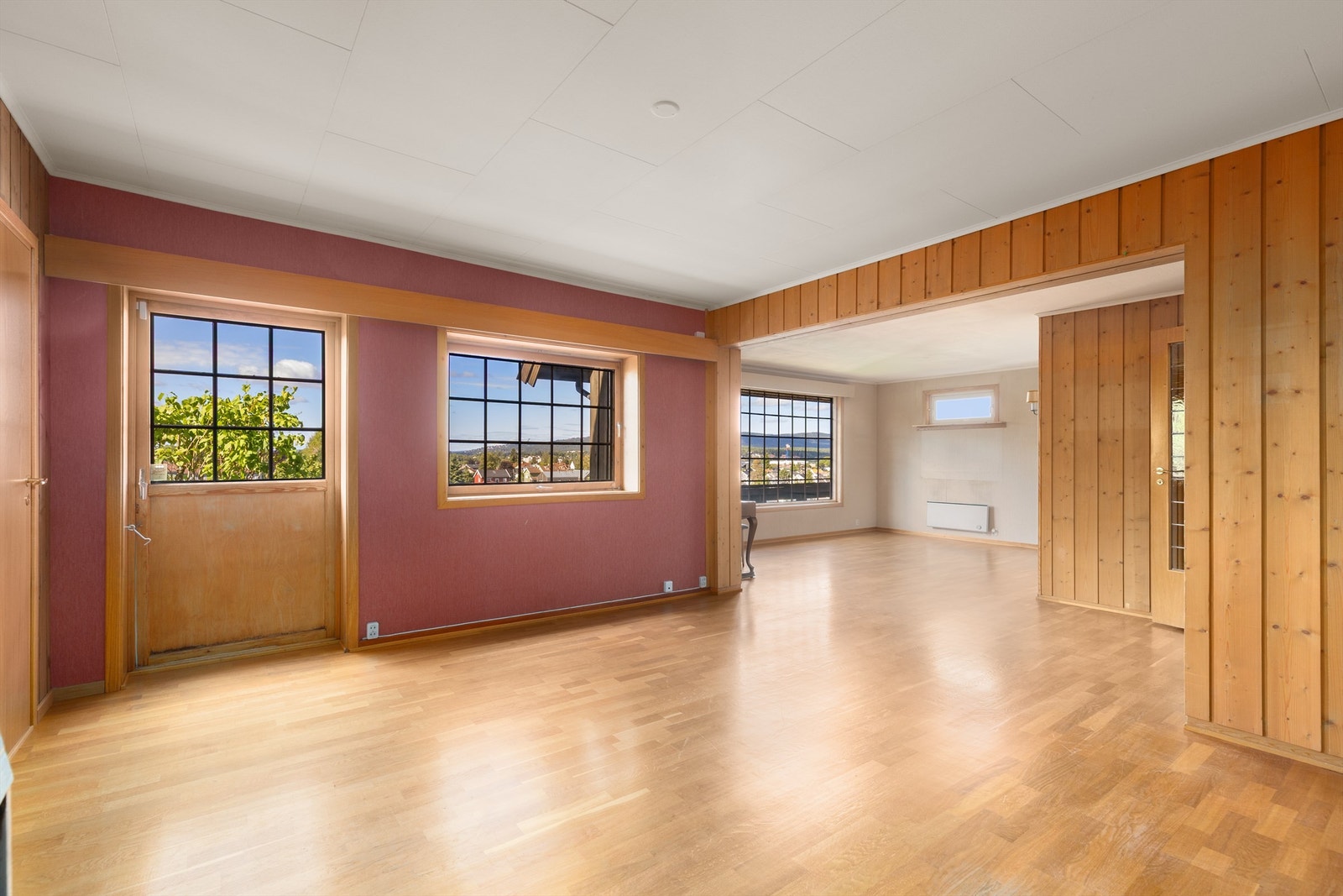 Stor og lys stue med flere soner Galleribilde