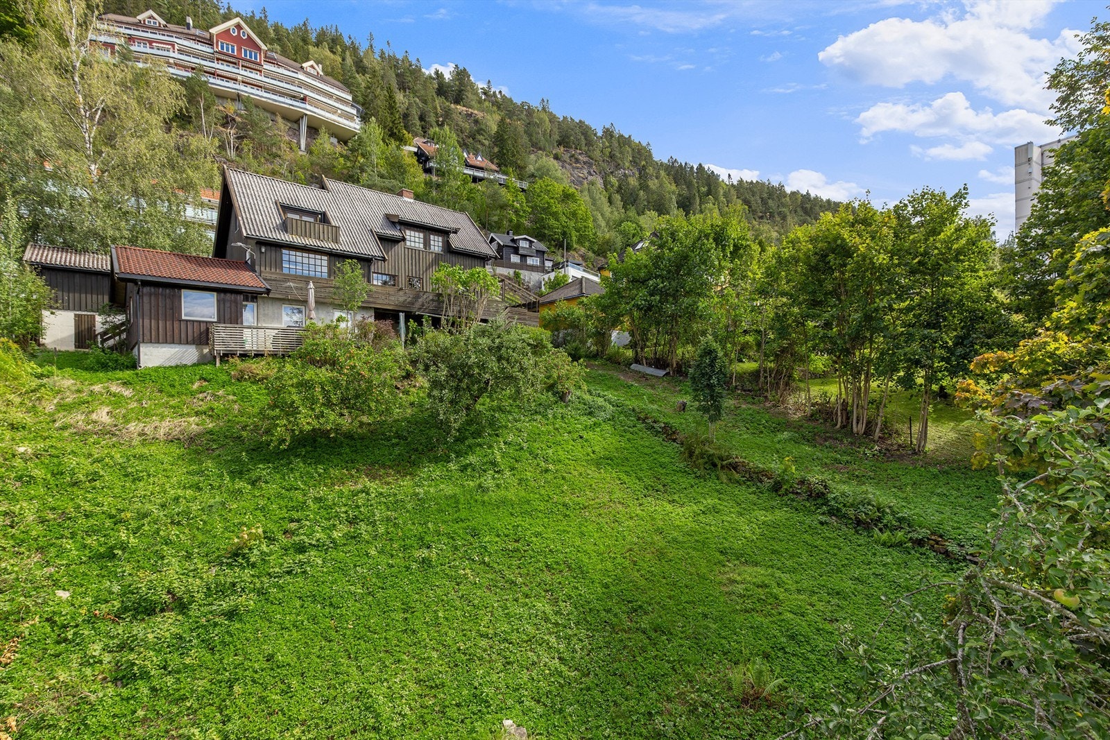 Det er laget et mulighetsstudie for oppføring av ny enebolig på tomten fra Kvernaas arkitekter AS. Se mer info i salgsoppgaven eller kontakt megler for ytterligere info ved interesse Galleribilde