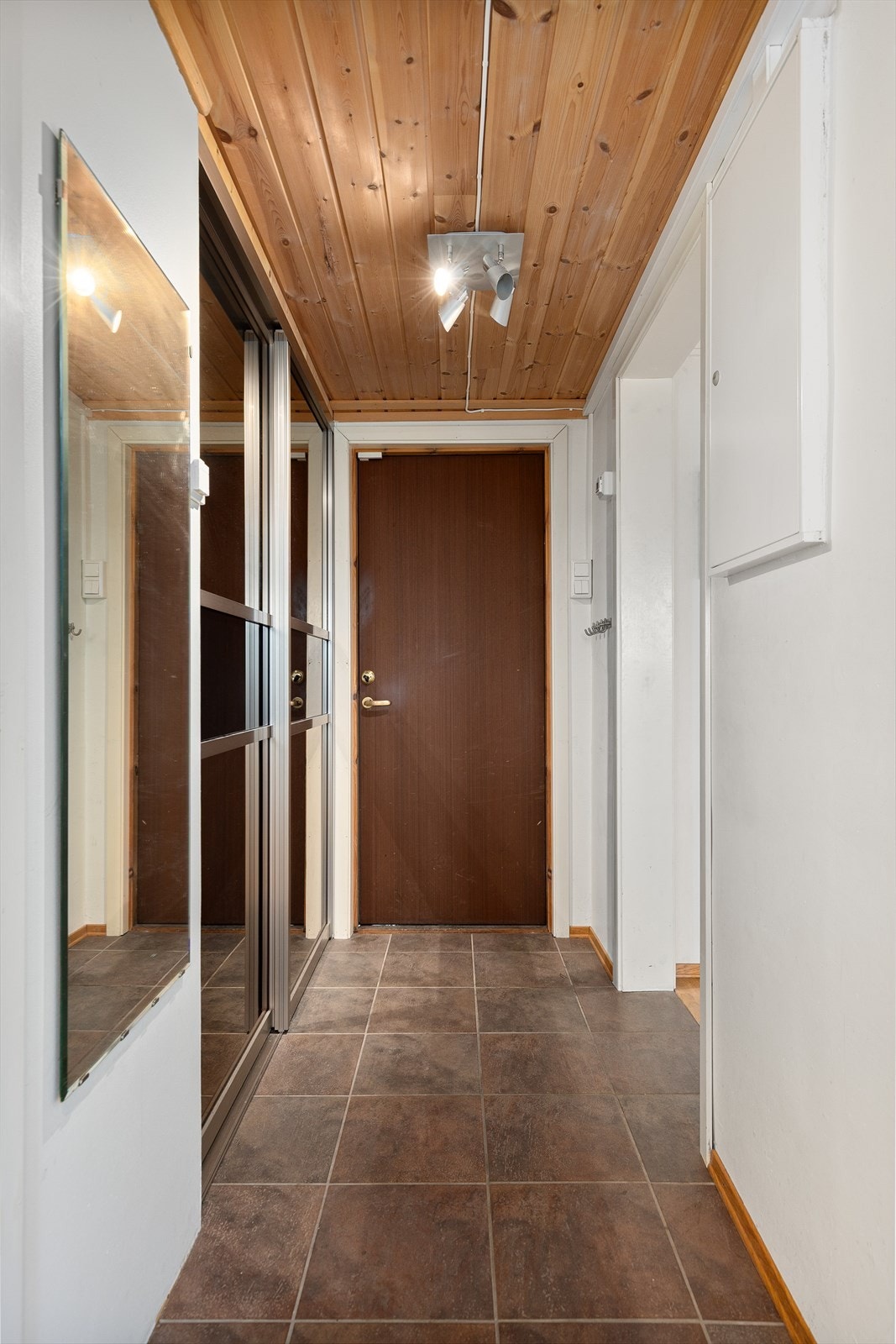 Entré/gang. Skyvedørsgarderobe i gang. Galleribilde