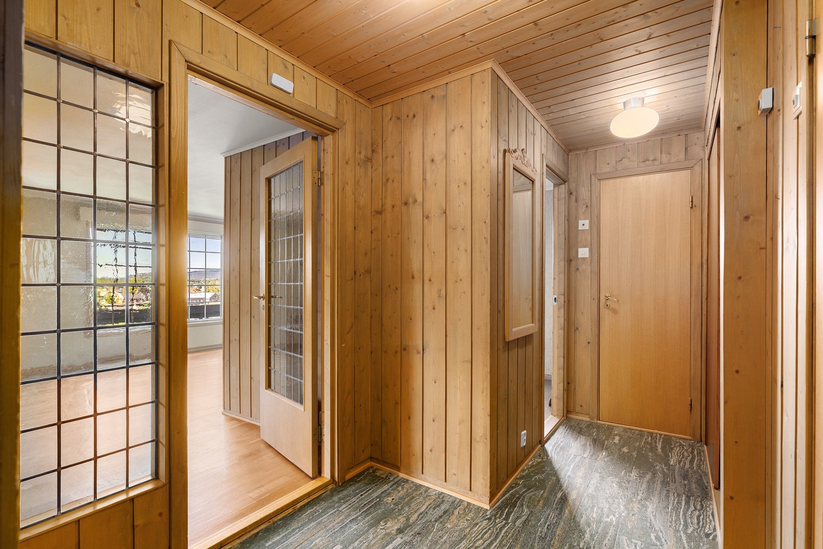 Fra gangen er det adgang til kjøkken, stue, toalettrom og et soverom/arbeidsrom Galleribilde