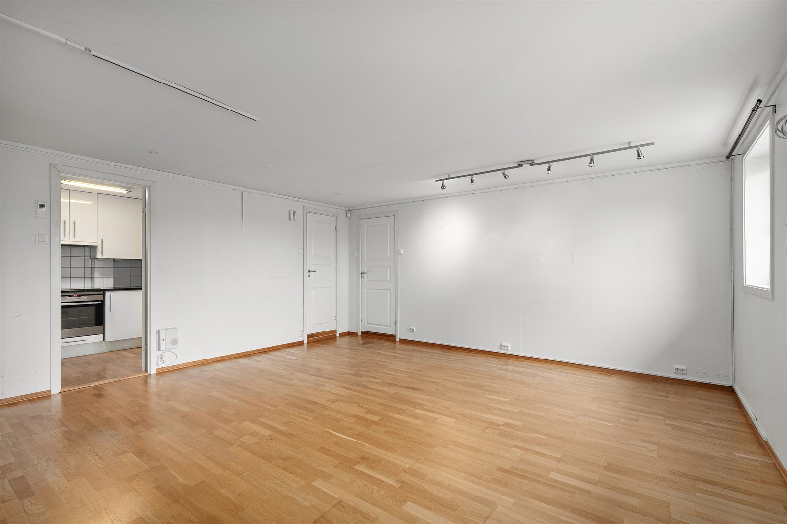 Fra stuen er det inngang til kjøkken, bad og en innvendig bod Galleribilde