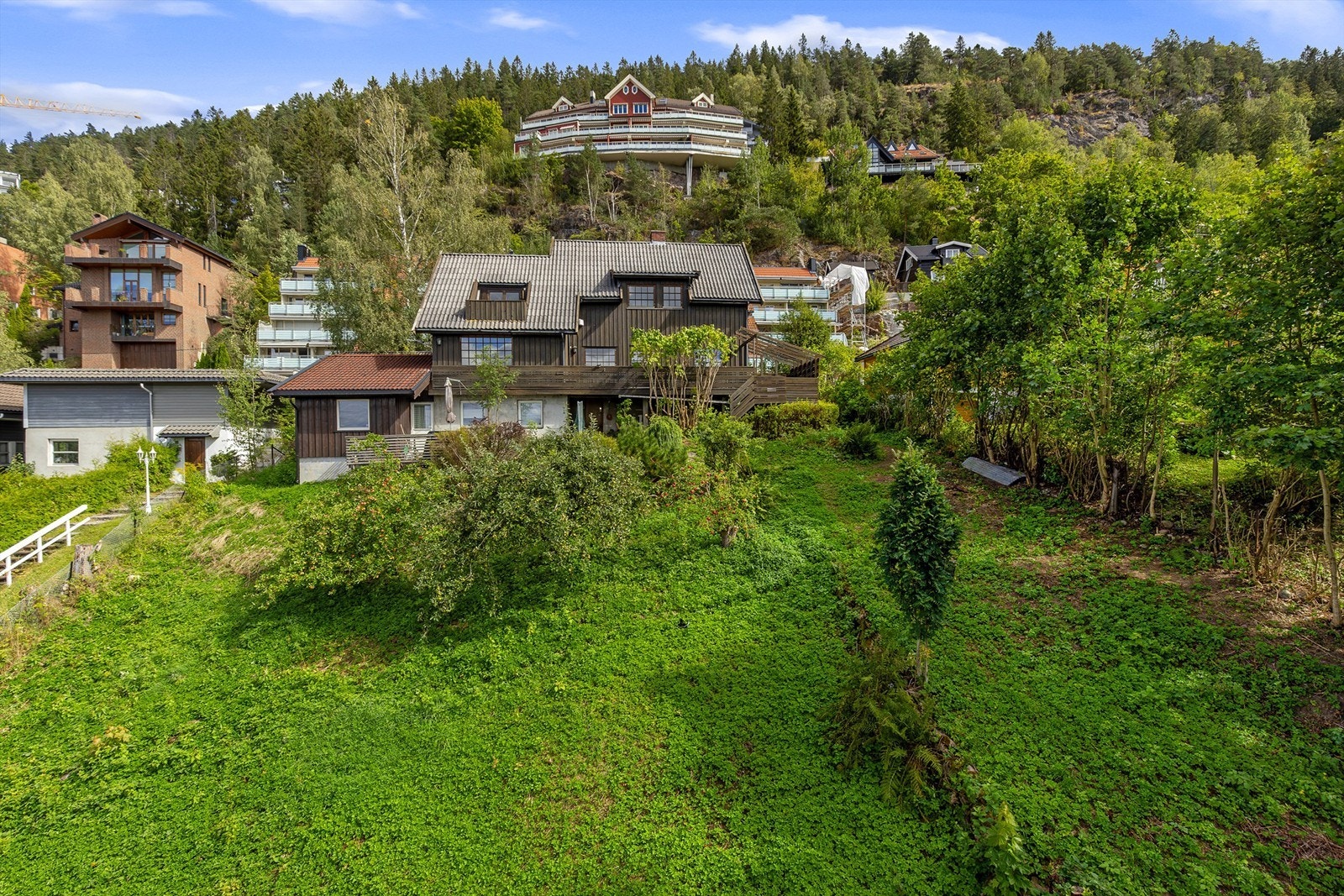 Eiendommen er oppført i 1932 og har blitt tilbygget i flere omganger Galleribilde