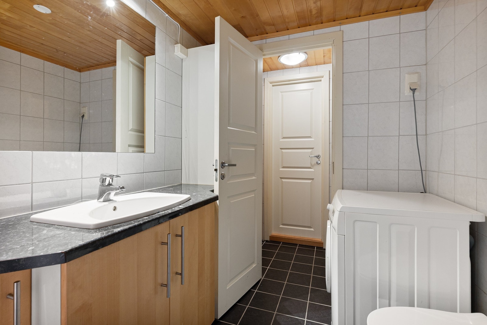 Flislagt bad med gulvvarme. Badet var nytt i 2007. Opplegg for vaskemaskin/tørketrommel Galleribilde