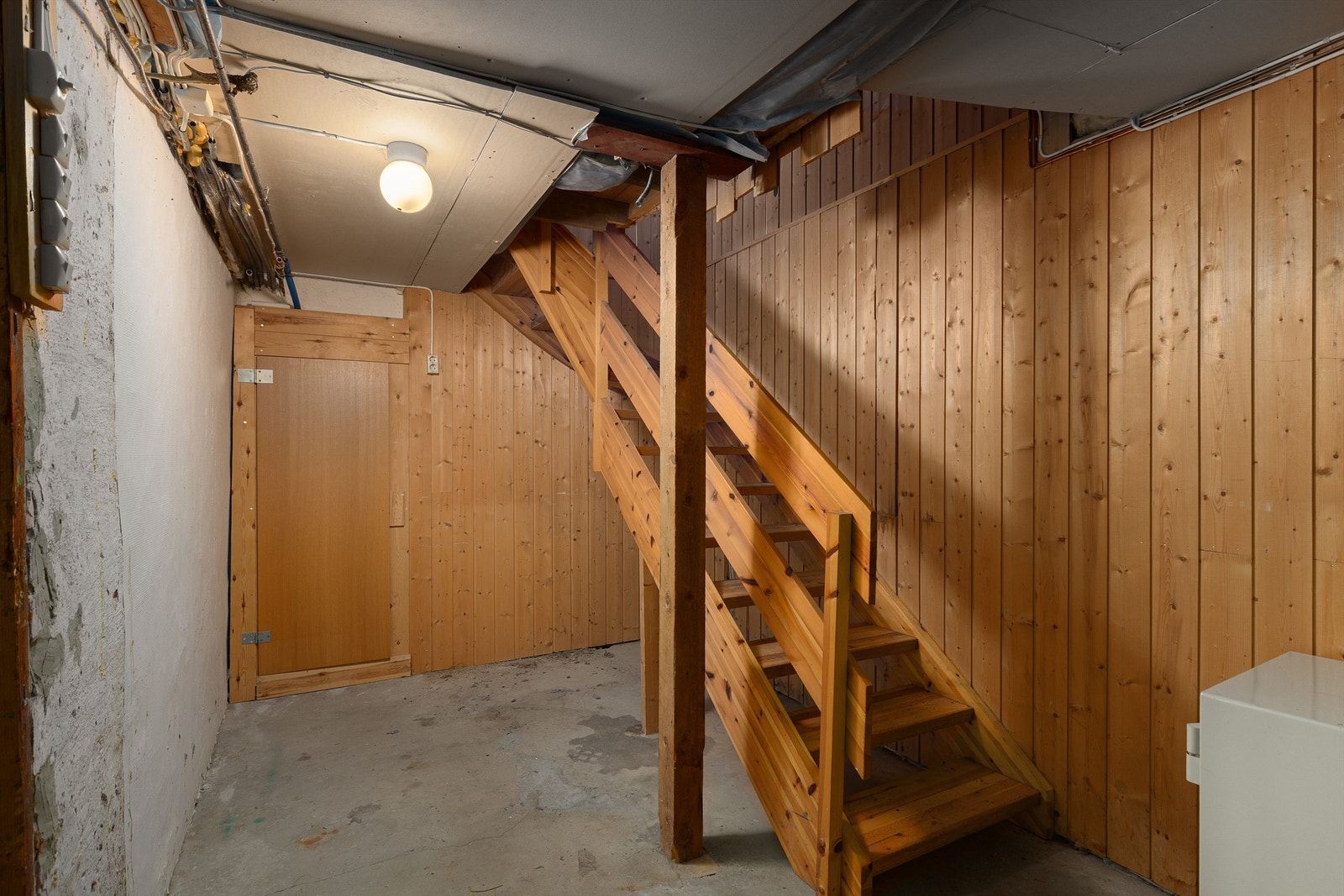 Trappegang kjeller Galleribilde