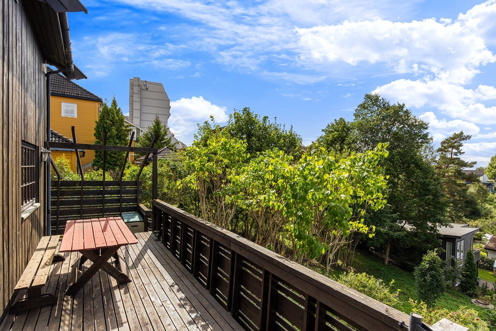 Terrassen er i to nivår og det er adgang til hagen fra det laveste nivået Galleribilde