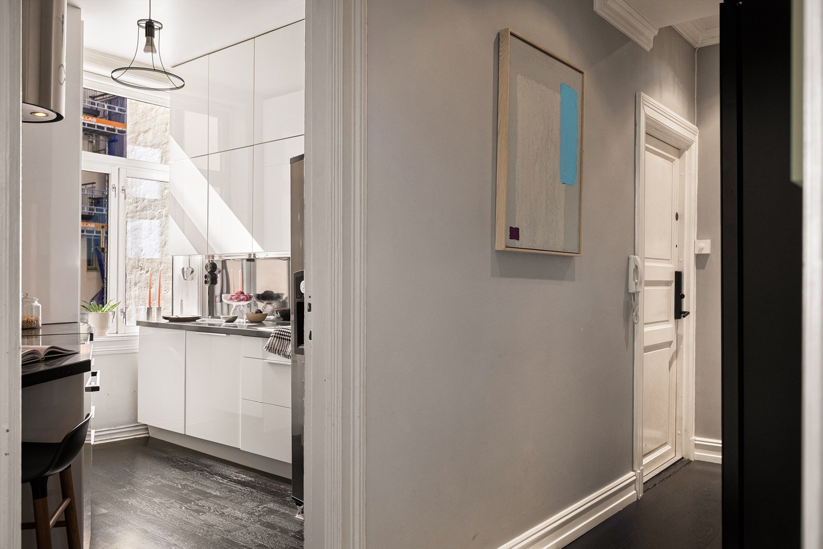 Gangens sentrale plassering sikrer god flyt i boligen. Galleribilde