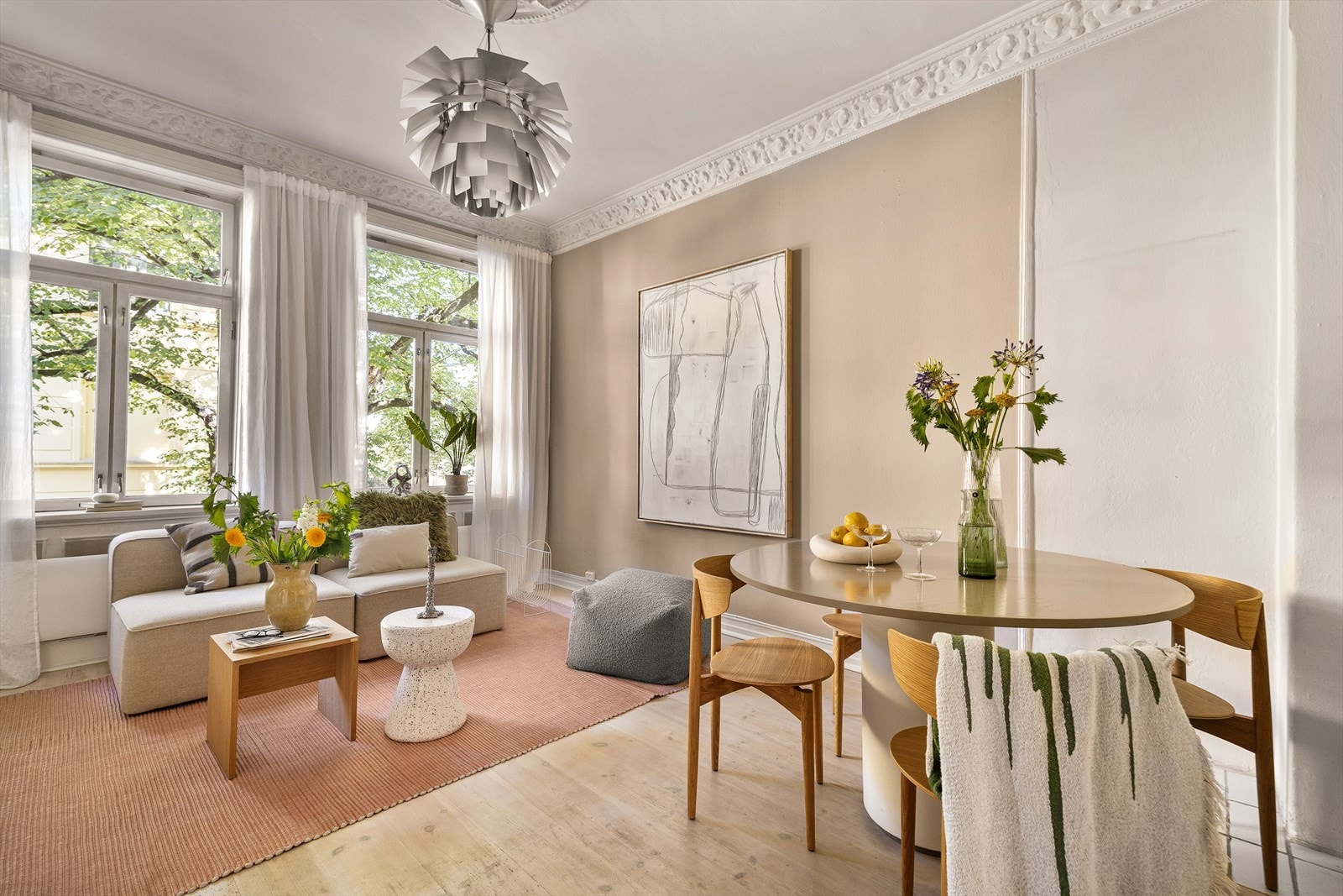 Lun, romslig og innbydende stue av god størrelse. Galleribilde