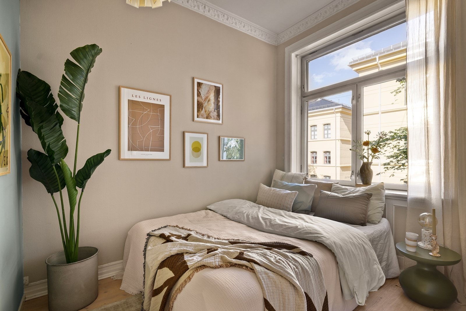 Innbydende soverom med god plass til dobbeltseng med tilhørende nattbord. Galleribilde