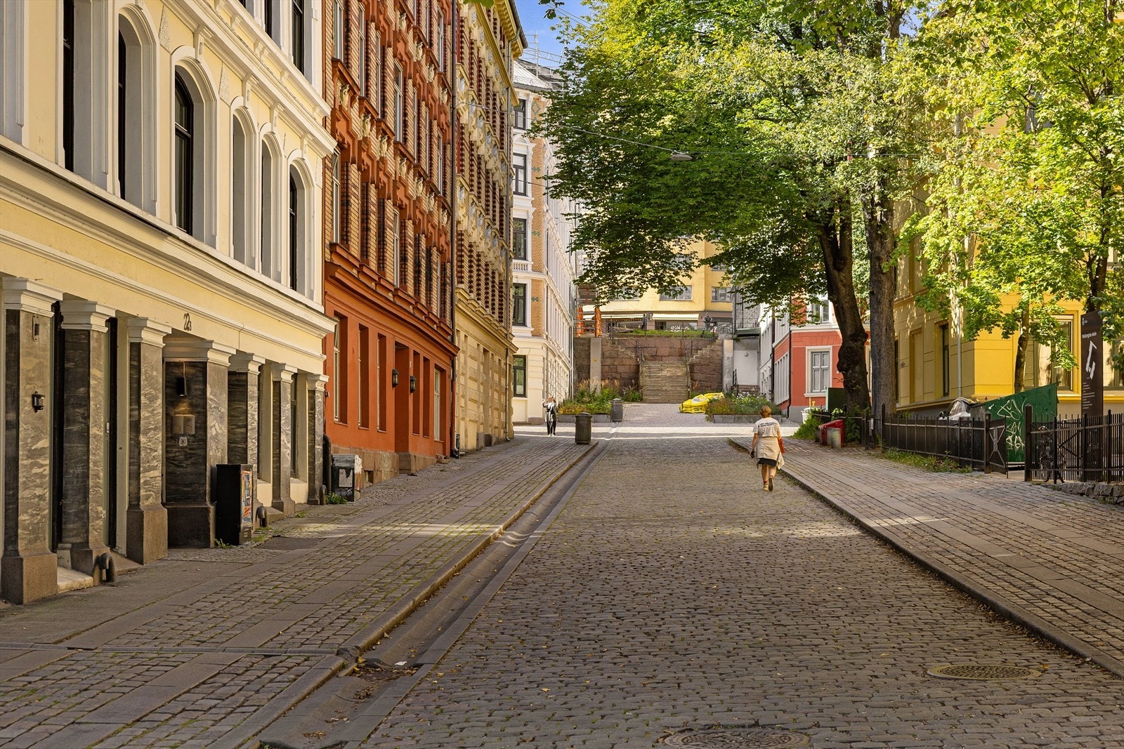 Leiligheten ligger i en sentrumsnær, men tilbaketrukket sidegate på Fredensborg. Galleribilde