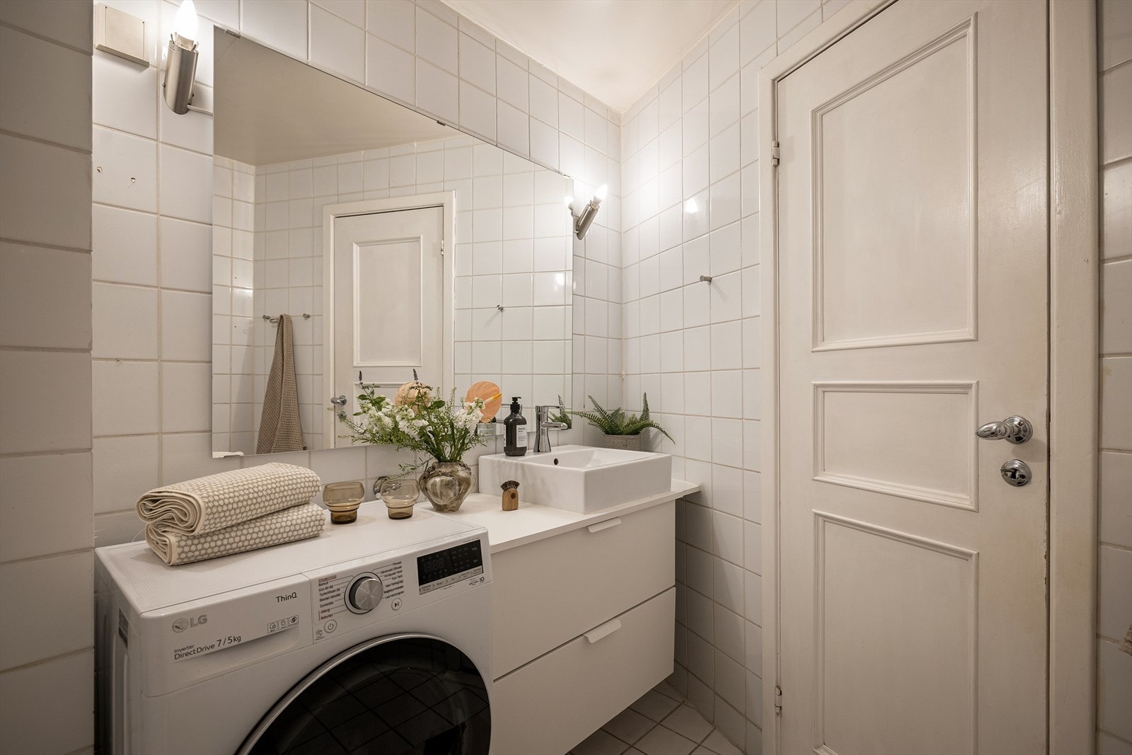 Badet er utstyrt med toalett, badekar og baderomsinnredning med servant, ettgreps blandebatteri og skuffer. Galleribilde