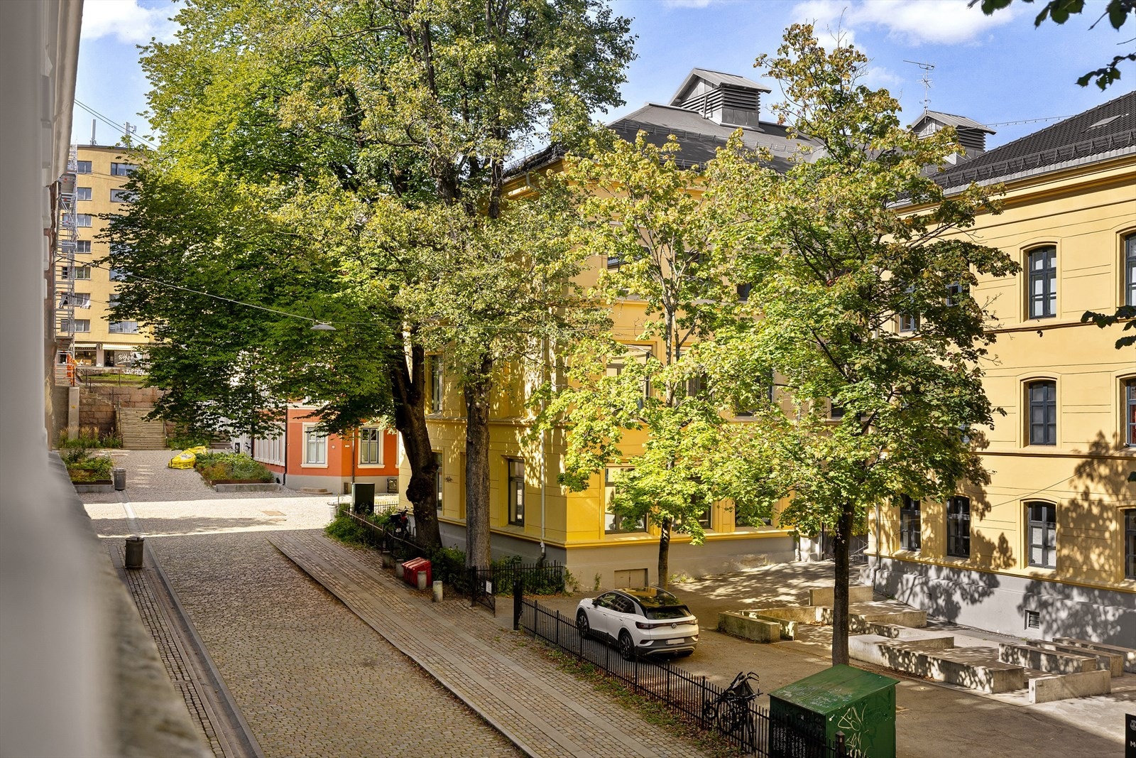 Fint utsyn fra stuen mot frodig miljøgate. Galleribilde