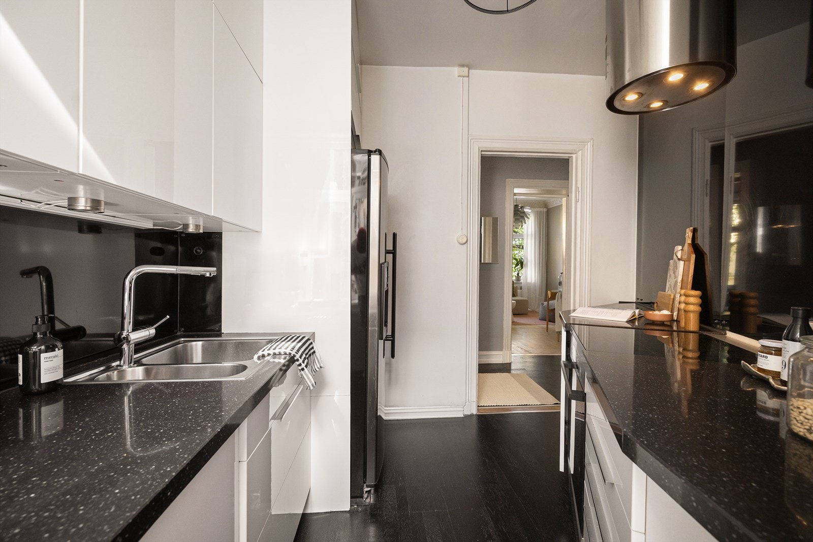 Det er avsatt plass til frittstående komfyr og kjøleskap samt integrert oppvaskmaskin. Kullfiltervifte over komfyr. Galleribilde