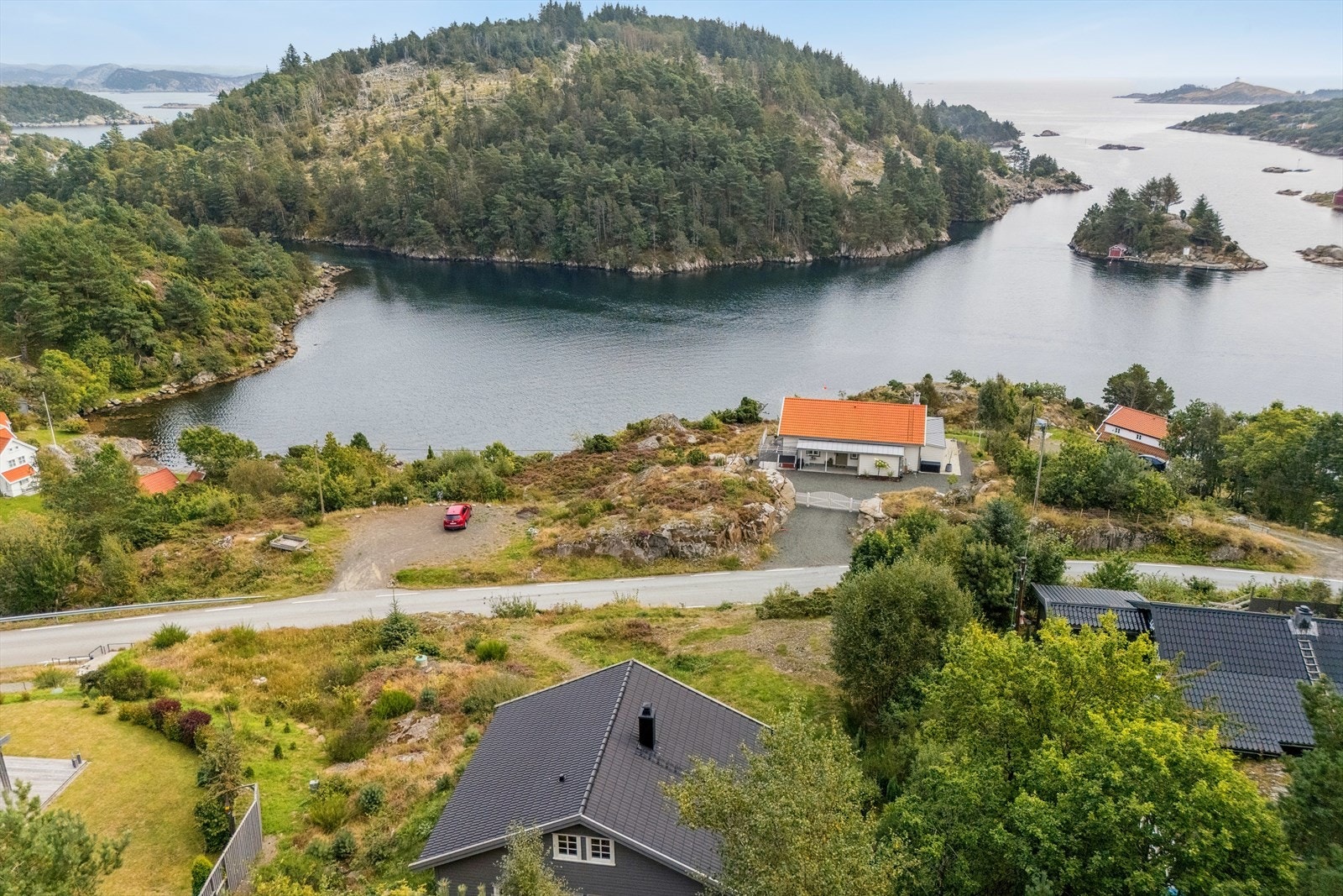 Parkering til eiendommen nede ved gruslagt område. Galleribilde