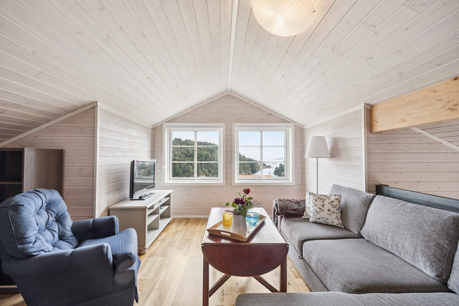 Praktisk loftstue med flott utsikt gjennom vinduene som bringer godt med lys inn. Galleribilde