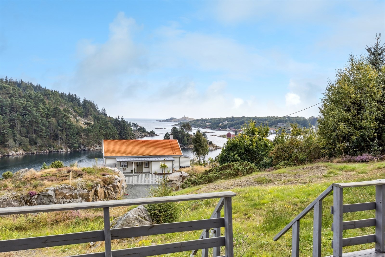 Nydelig utsikt mot Eikvåg og ut mot havet. Galleribilde