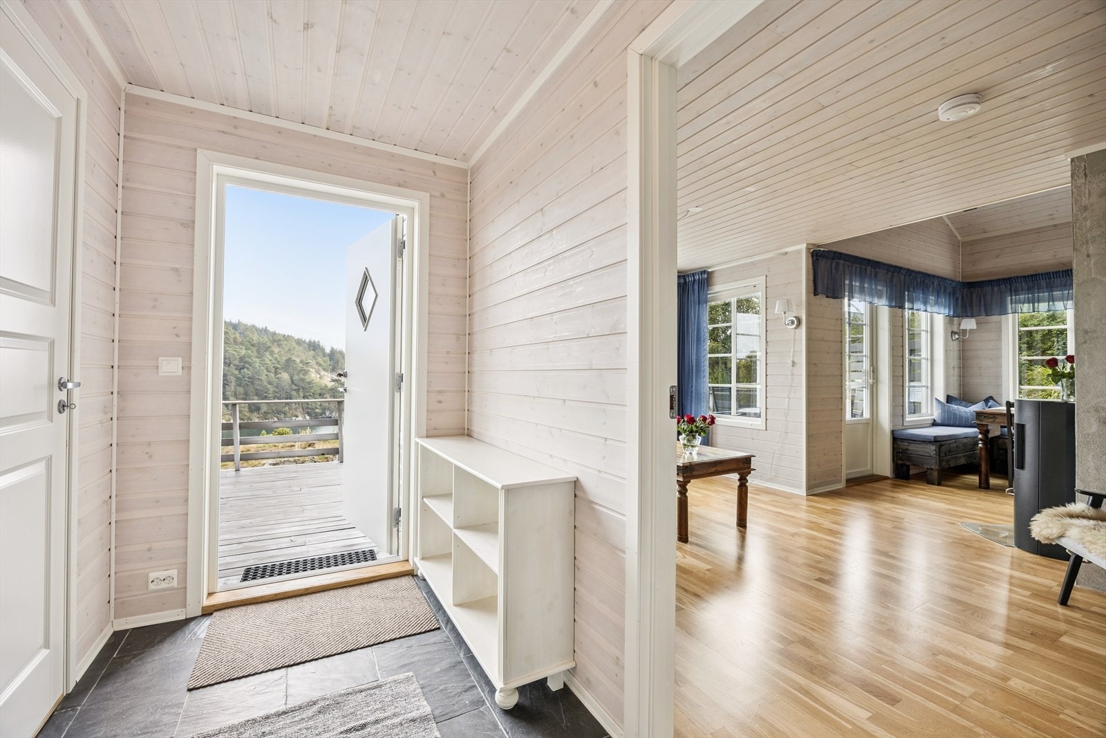 Hytta er gjennomgående lyst innredet med behandlet panel og flis/parkett på gulv. Galleribilde