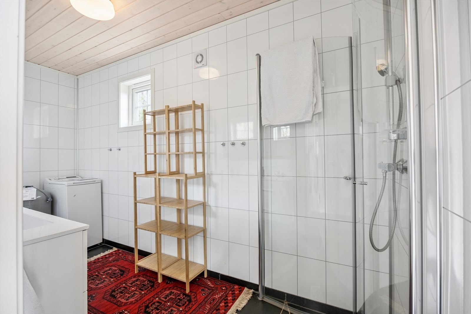 På badet er det i tillegg opplegg til vaskemaskin, samt trykktank til vannet. Galleribilde