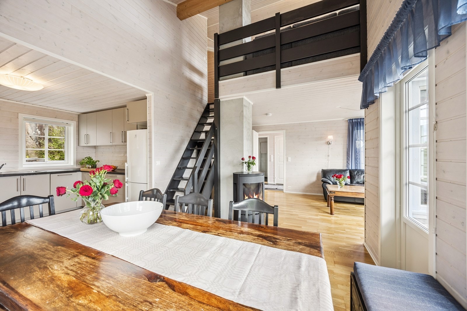 Pent og tidløst kjøkken med delvis integrerte hvitevarer. Alle hvitevarer medfølger. Galleribilde